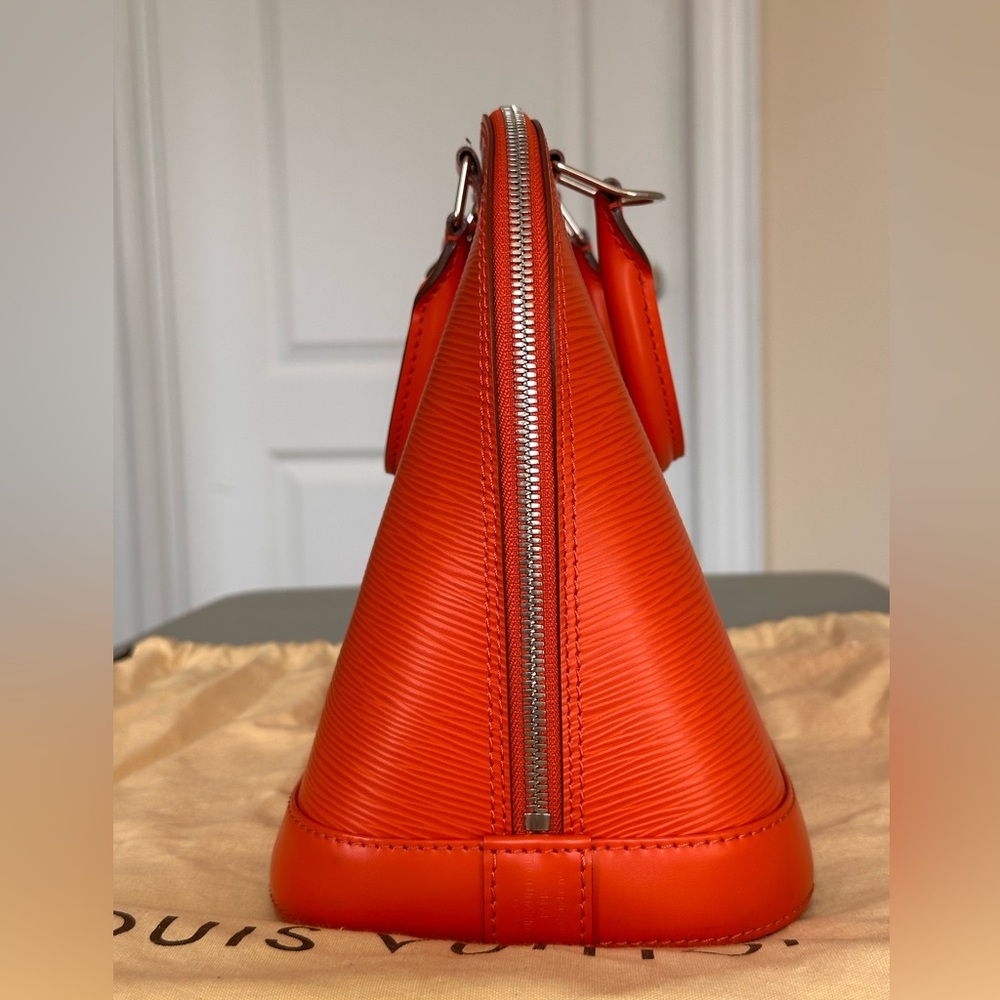 Louis Vuitton Alma handbag in Piment Epi leather PM with silver-tone hardware. - Picture 6 of 16